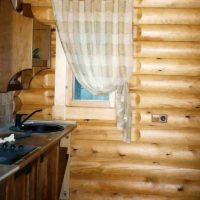 neįprasto stiliaus virtuvės pavyzdys medinio namo nuotraukoje