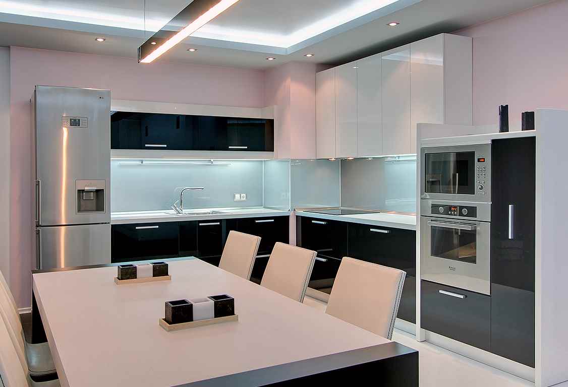 myšlenka neobvyklého designu kuchyně je 12 m2