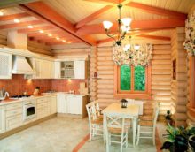 Ryškaus virtuvės stiliaus mediniame name pavyzdys