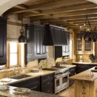 šviesaus stiliaus virtuvės pavyzdys medinio namo nuotraukoje