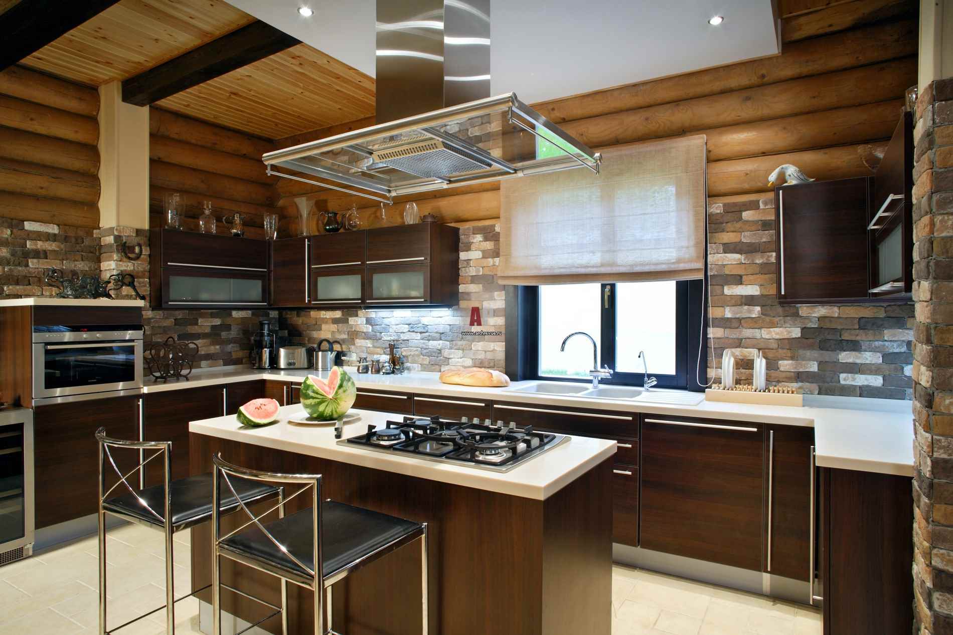 variantă a designului neobișnuit al bucătăriei într-o casă din lemn