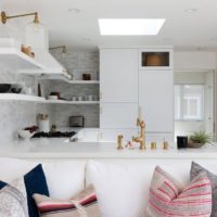 Ryškaus dizaino virtuvės valgomasis svetainė gyvenamajame name