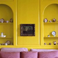 pilihan untuk menggunakan kuning terang dalam reka bentuk bilik gambar