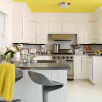 idee van het gebruik van ongebruikelijke gele kleur in het interieur van het appartement foto
