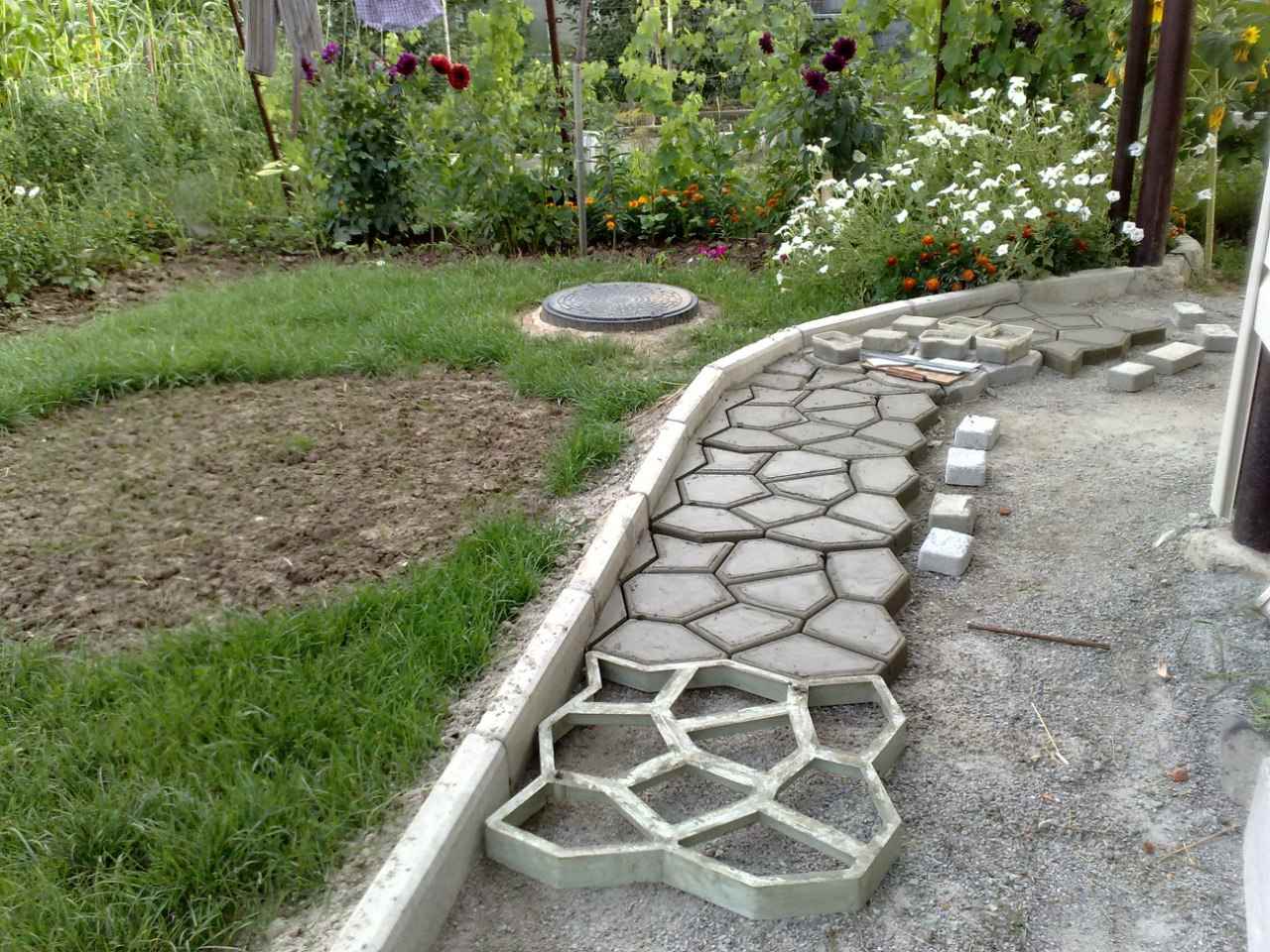 опцията за използване на ярки градински пътеки в дизайна на двора