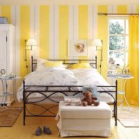 variantă a culorii neobișnuite de galben în interiorul imaginii apartamentului