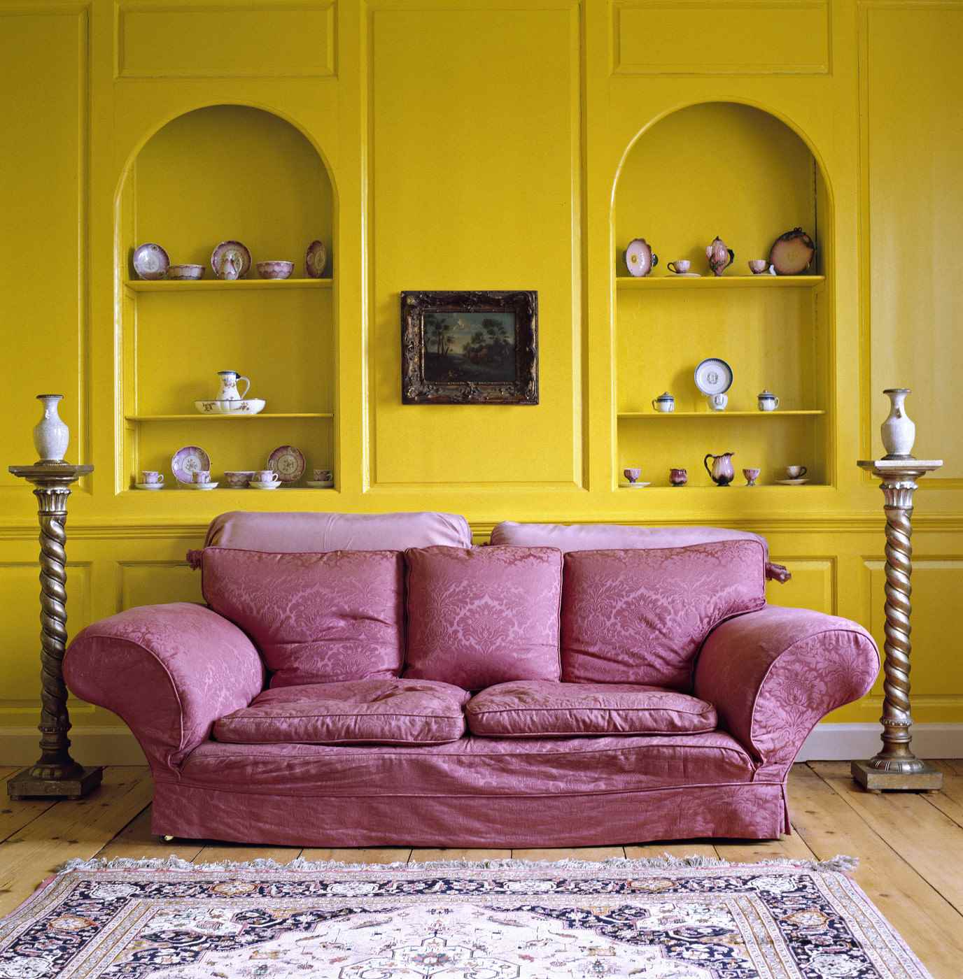 myšlenka použití zářivě žluté v interiéru bytu