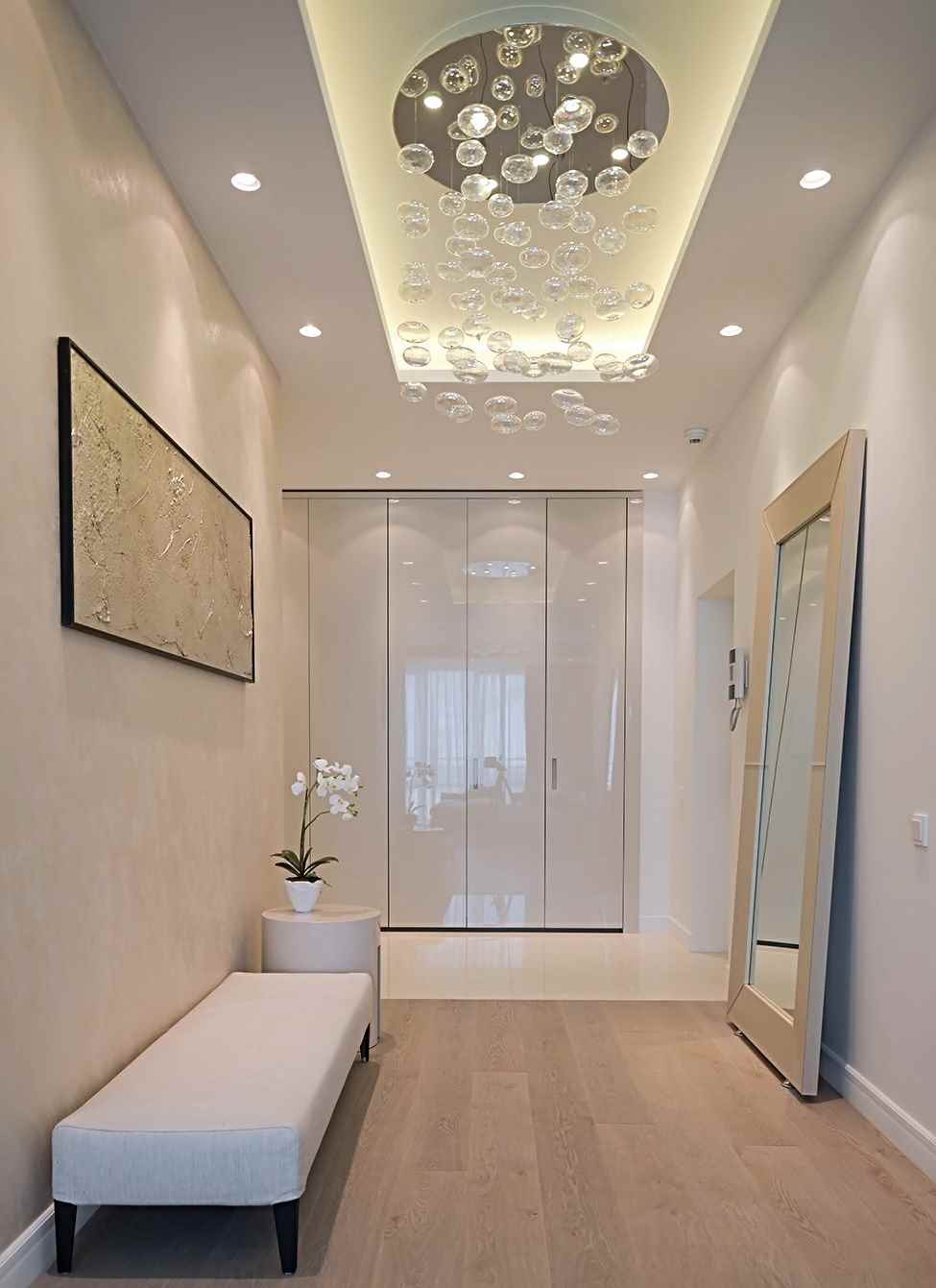 Пример за светъл интериор на коридора с огледала