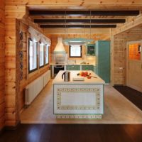 šviesaus virtuvės interjero pavyzdys medinio namo nuotraukoje