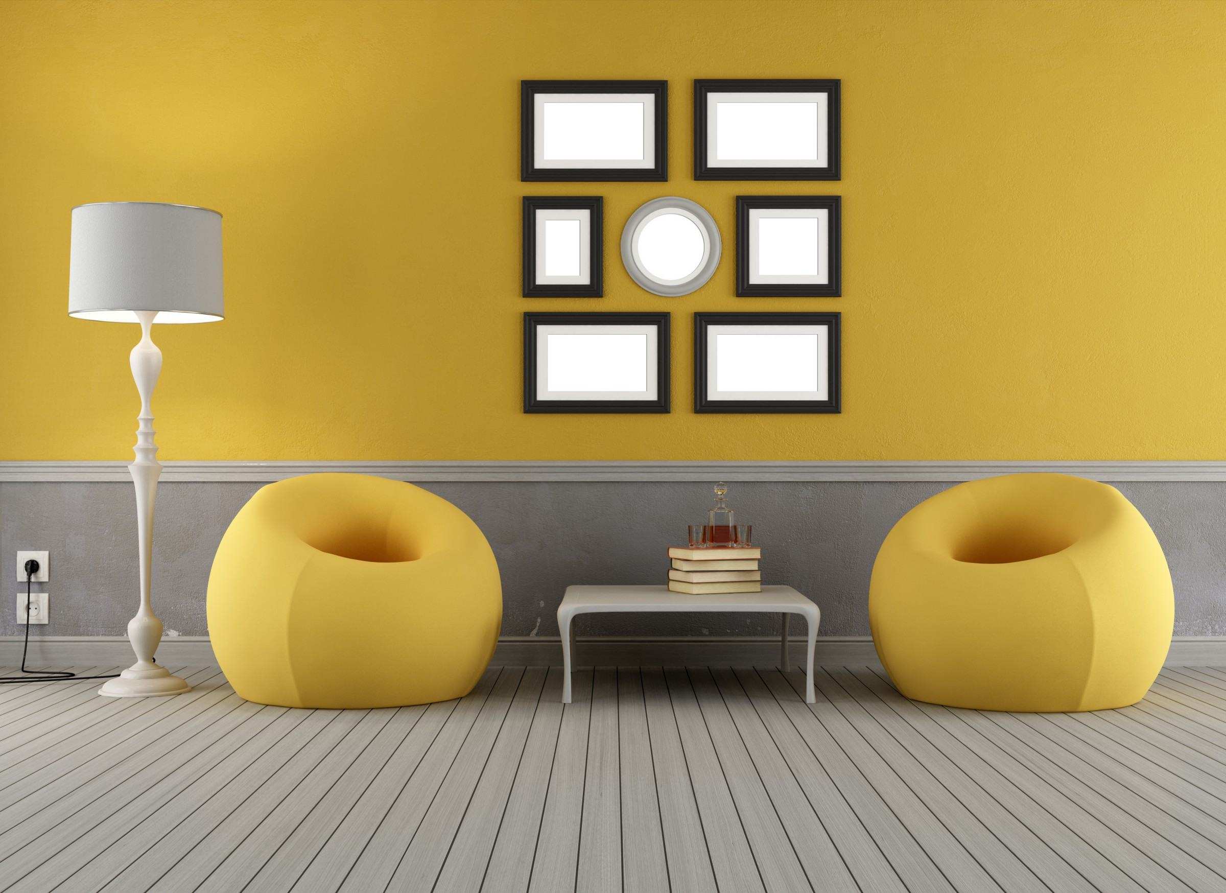Spilgti dzeltenas krāsas izmantošanas piemērs dzīvokļa dekorā