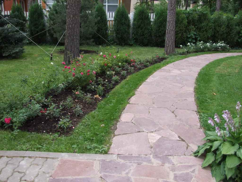 пример за използването на светли градински пътеки в дизайна на двора