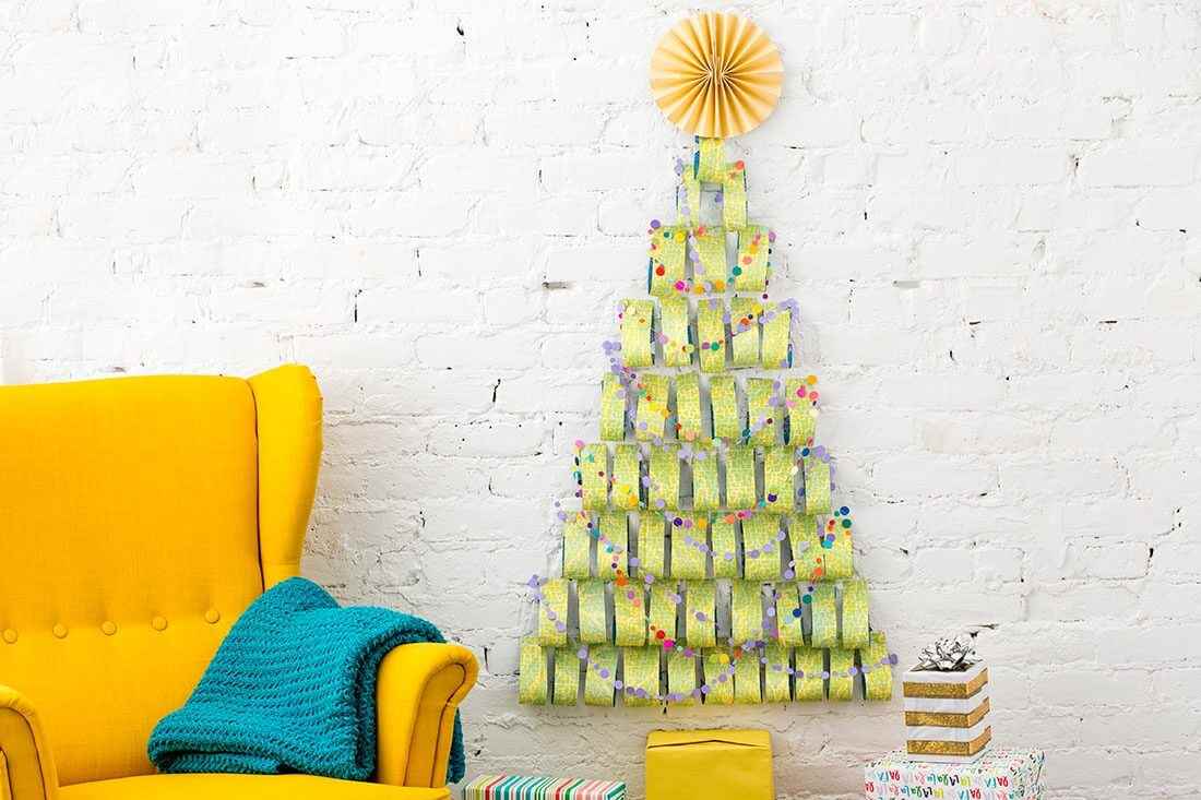 doe-het-zelf voorbeeld van het maken van een feestelijke kerstboom van karton