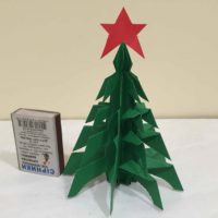 optie om zelf een prachtige kerstboom van karton te maken foto