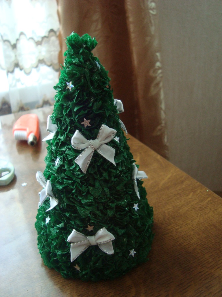 een voorbeeld van het zelf maken van een lichte kerstboom van papier