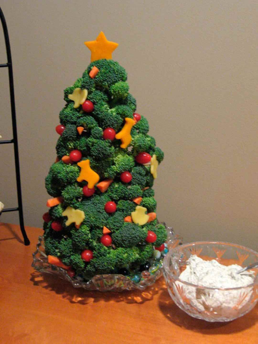myšlenka vytvoření lehkého vánočního stromku z lepenky vlastníma rukama