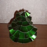 voorbeeld van het maken van een lichte kerstboom van papier met je eigen handenfoto