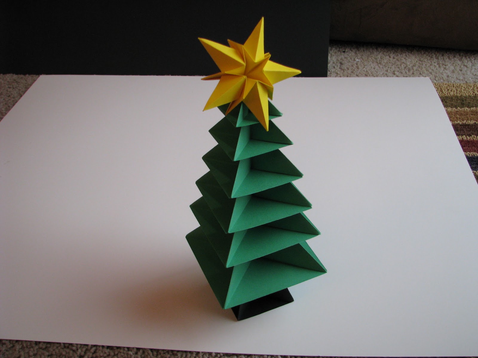 een voorbeeld van het zelf maken van een ongewone kerstboom uit karton