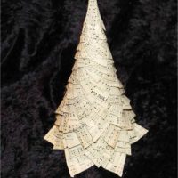 Myšlenka vytvoření krásného vánočního stromu z papíru vlastníma rukama