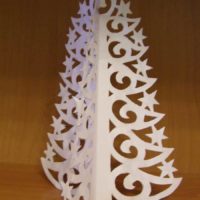 myšlenka vytvoření neobvyklého vánočního stromu z papírového obrázku