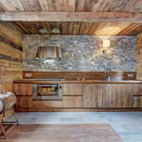 šviesaus stiliaus virtuvės idėja medinio namo nuotraukoje