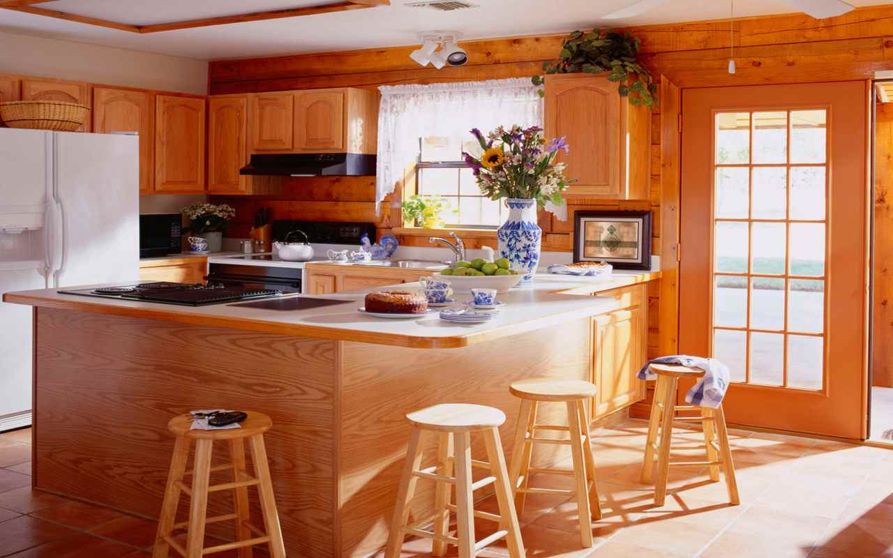 Satu contoh dalaman dapur yang terang di sebuah rumah kayu