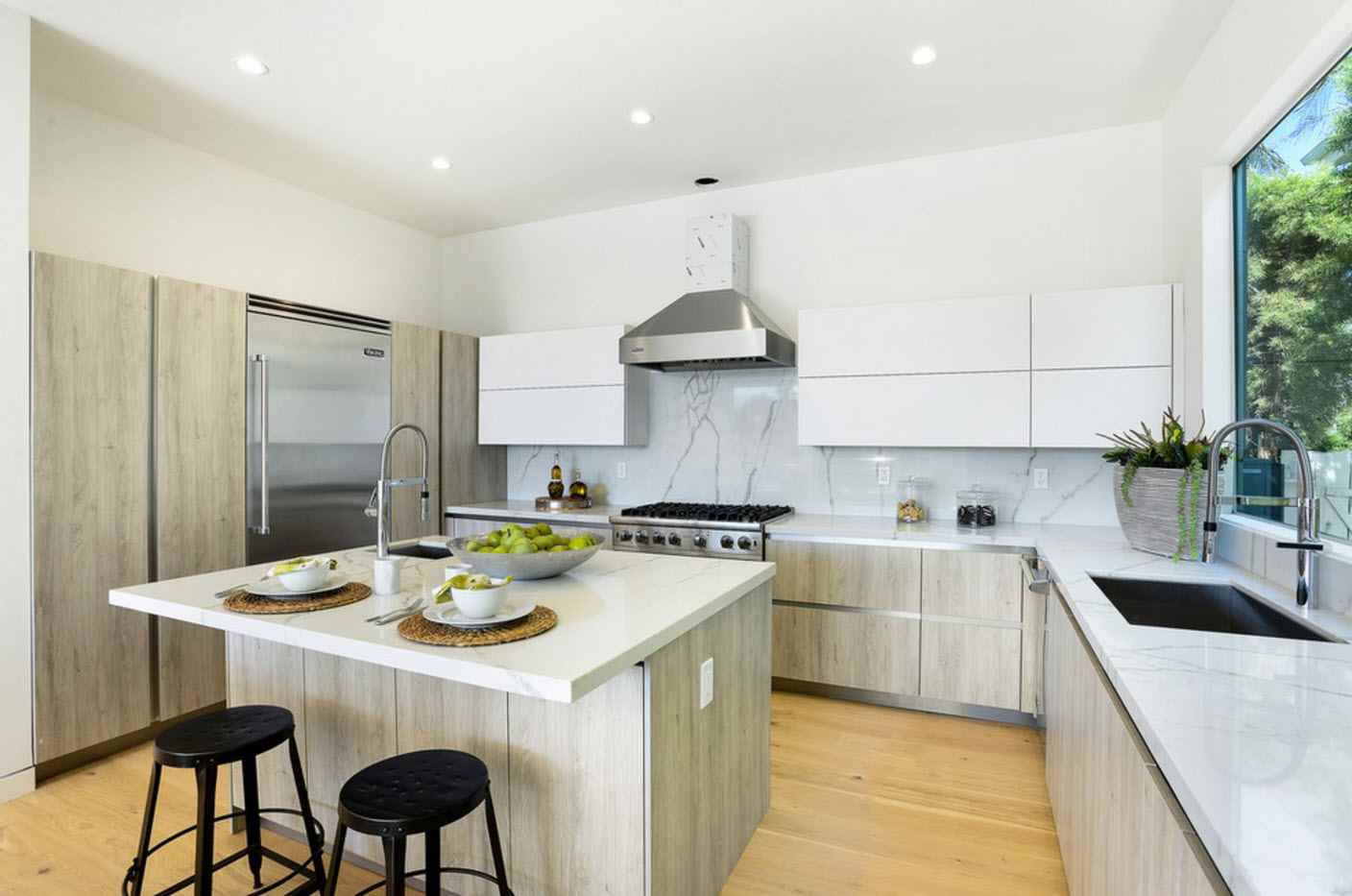 příklad neobvyklého designu kuchyně 12 m2