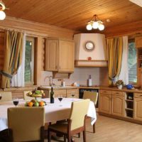 een voorbeeld van een mooi keukendecor in een houten huisfoto