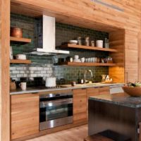 het idee van een helder keukenontwerp in een houten huisfoto