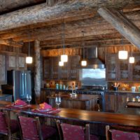 versiunea decorului luminos al bucătăriei într-o fotografie de casă din lemn
