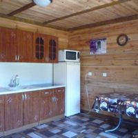 variantă a unui frumos interior de bucătărie într-o imagine de casă din lemn