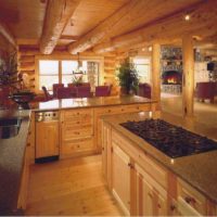 версия на светлия стил на кухнята в снимка на дървена къща
