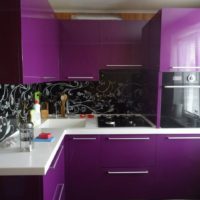 design de bucătărie negru-violet