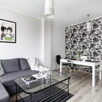 černé a bílé tapety v obývacím pokoji