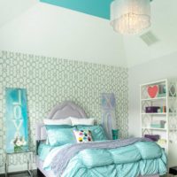 slaapkamer met twee soorten behang