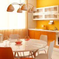 virtuve oranžas krāsas fotoattēlā