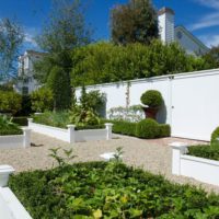 tuin met bedden zomerhuisje design foto