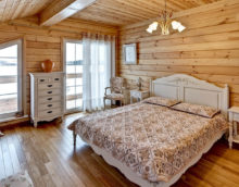 غرفة نوم في منزل خشبي
