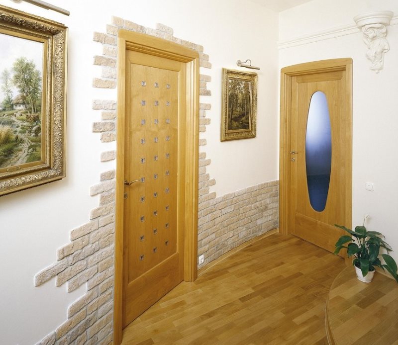 Kamene obloge ulaznih vrata i dna zida u hodniku