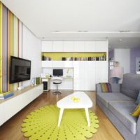 Světlý koberec v podlaze obývacího pokoje