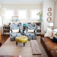 Kožený nábytek a starý skříň v designu obývacího pokoje