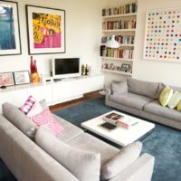 Dvě pohovky a koberec v obývacím pokoji