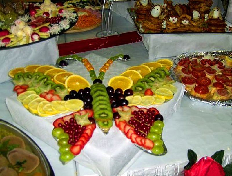 Rama-rama yang terbuat dari buah-buahan dalam reka bentuk meja perkahwinan