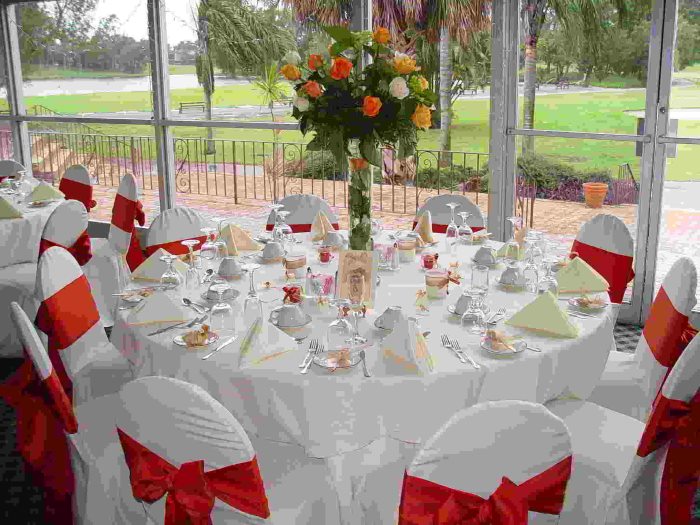 Svečių stalas su šviežių gėlių puokšte