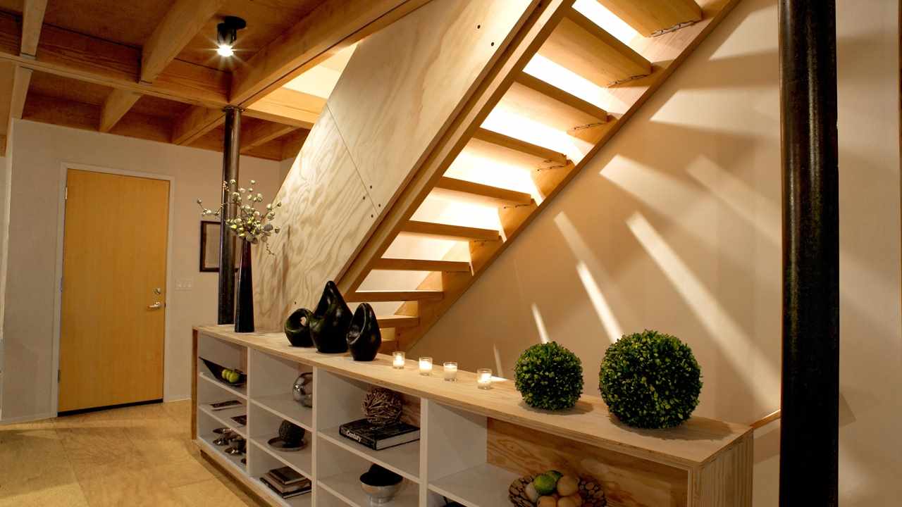 versiune a unei scări interioare frumoase într-o casă cinstită