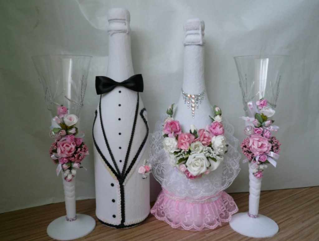 Példa az esküvői poharak dekorációjának élénk díszítésére