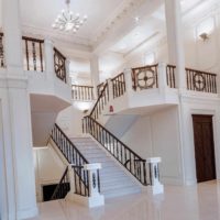 nápad neobvyklých vnitřních schodů v čestném domě foto