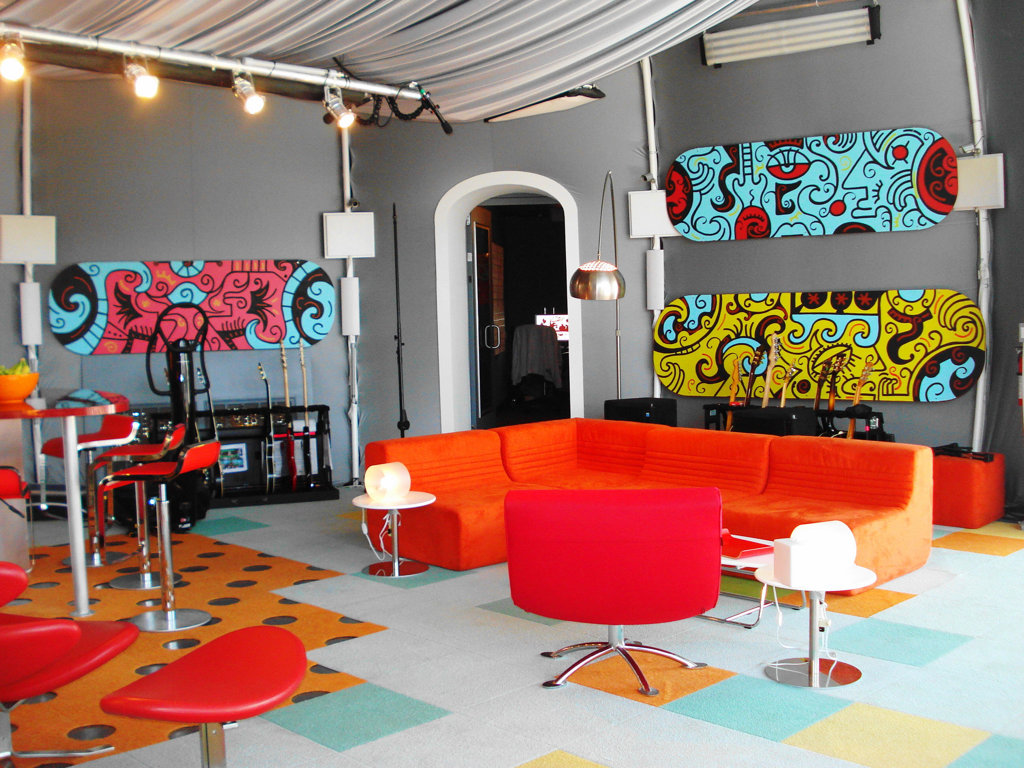 un exemplu de încăpere interioară strălucitoare în stilul artei pop
