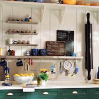 Un exemplu de ambarcațiune ușoară pentru interiorul unei fotografii de bucătărie