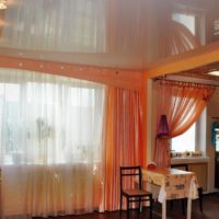 Spilgtas persiku krāsas kombinācijas piemērs dzīvokļa fotoattēla stilā