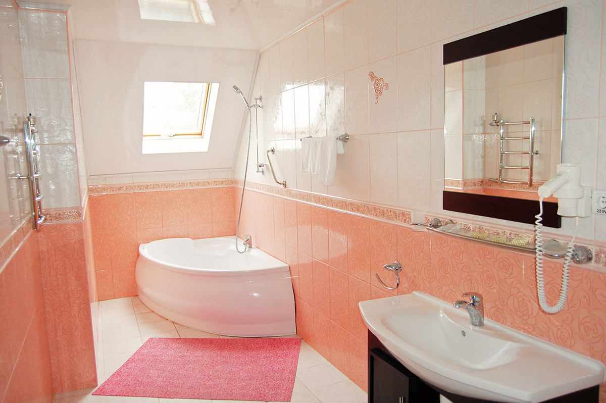 een voorbeeld van een combinatie van prachtige perzikkleur in het ontwerp van een appartement